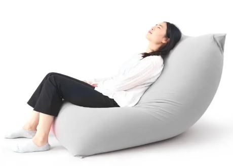 Canapé paresseux pour s'allonger et dormir dans la chambre