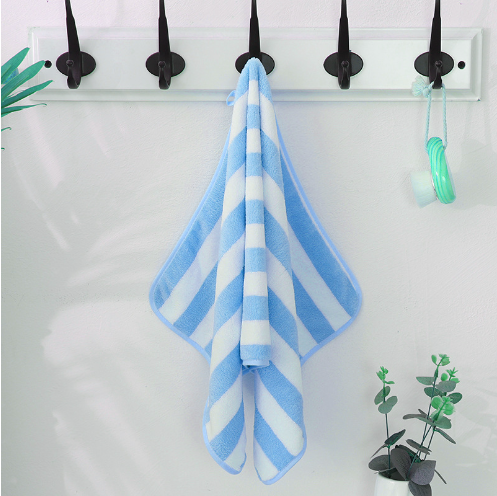 Serviette de bain rayée en microfibre polaire corail 35 x 75 cm