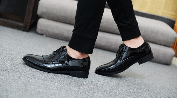 Chaussures pointues en cuir à motif crocodile pour hommes