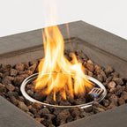 Foyer extérieur au propane de 71 cm (28 po) de côté, en béton imitation pierre, avec pierres de lave et housse de protection contre la pluie. Foyer au gaz sans fumée de 40 000 BTU pour patio, jardin, terrasse ou cour arrière.