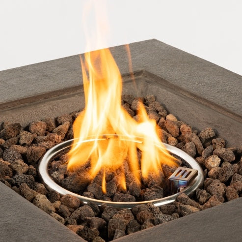 Foyer extérieur au propane de 71 cm (28 po) de côté, en béton imitation pierre, avec pierres de lave et housse de protection contre la pluie. Foyer au gaz sans fumée de 40 000 BTU pour patio, jardin, terrasse ou cour arrière.