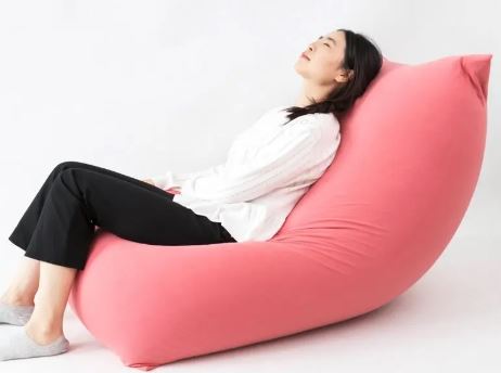 Canapé paresseux pour s'allonger et dormir dans la chambre