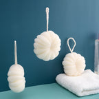 Boules de bain en maille douce pour un gommage exfoliant sous la douche