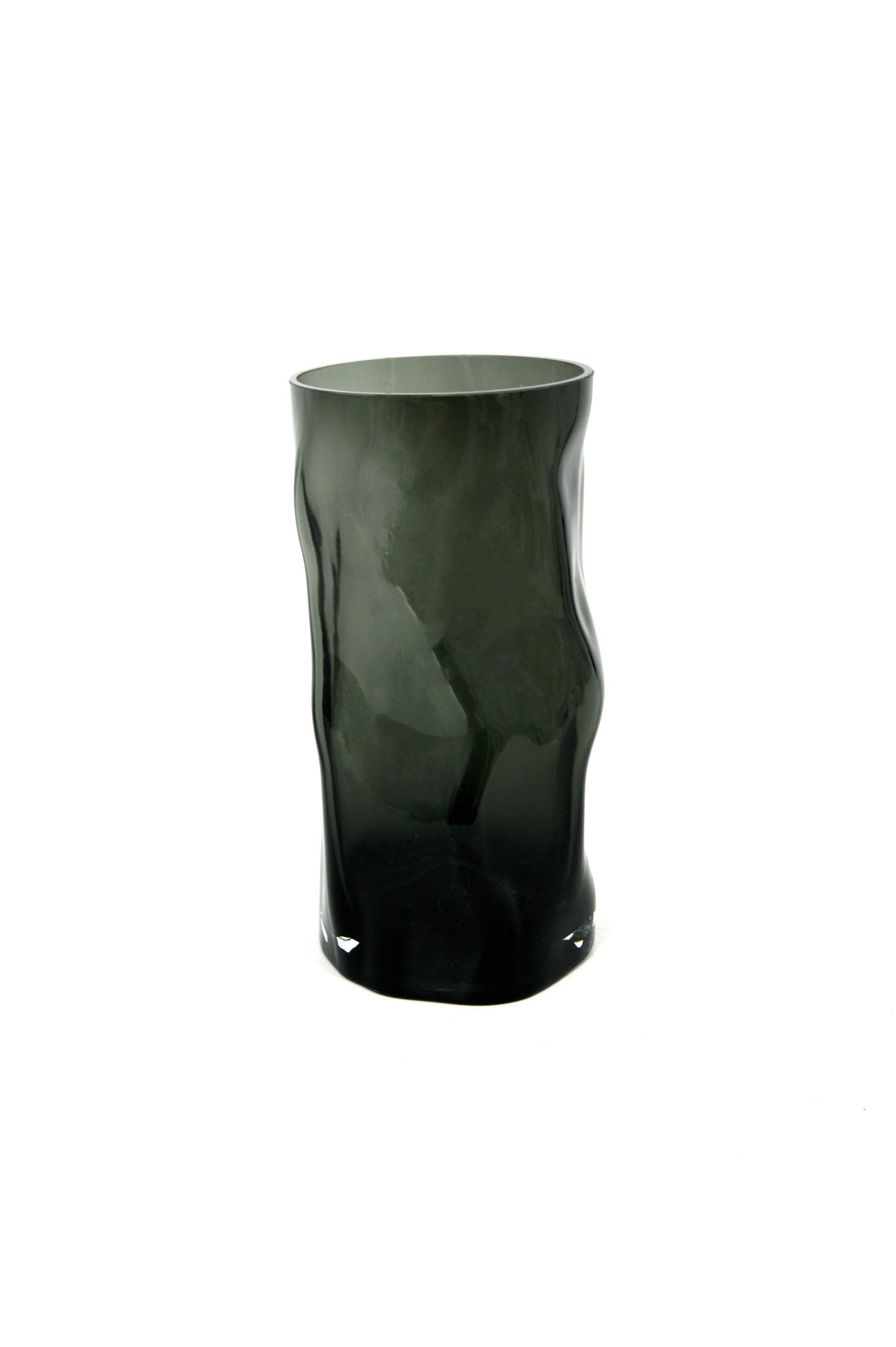 Vase cylindrique de forme irrégulière, évoquant le bois noir. ABU30GR