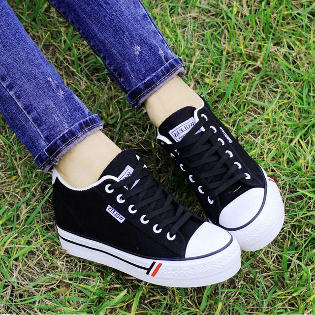 Chaussures blanches basses en toile à semelle muffin pour femmes