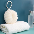 Boules de bain en maille douce pour un gommage exfoliant sous la douche