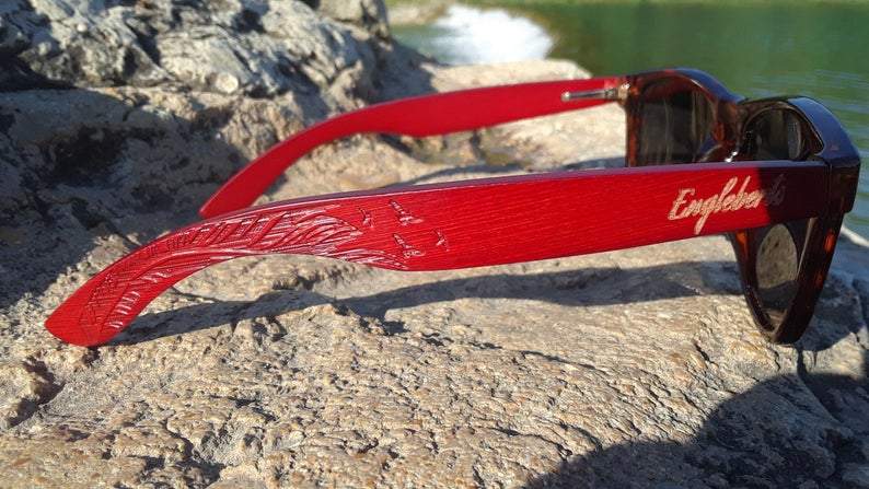 Lunettes de soleil à monture écaille de tortue en bambou rouge avec étui en bois, gravure artisanale