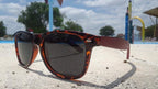 Lunettes de soleil à monture écaille de tortue en bambou rouge avec étui en bois, gravure artisanale
