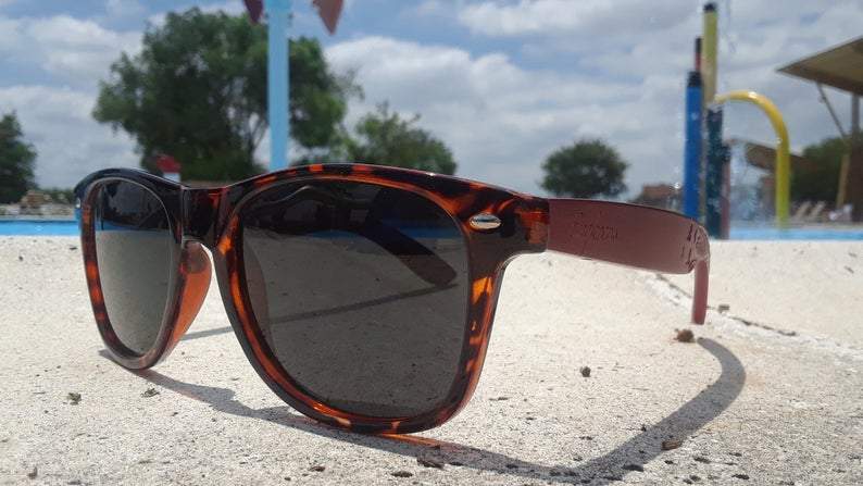 Lunettes de soleil à monture écaille de tortue en bambou rouge avec étui en bois, gravure artisanale